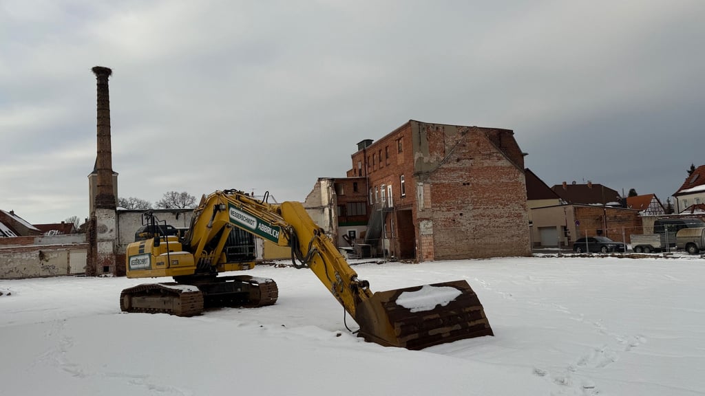 In Raguhn wird das Umfeld der Begegnungsstätte zum neuen Stadtzentrum umgestaltet. Der Abriss alter Gebäude ist abgeschlossen.