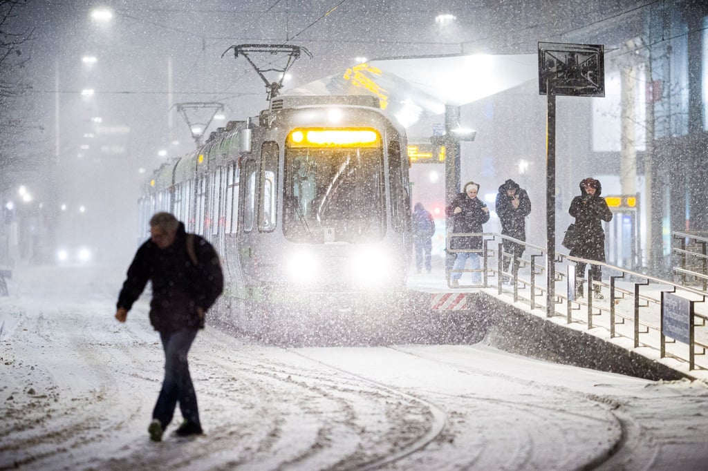 Bis zum Nachmittag wurde der Stadtbahnbetrieb wegen des Sturmtiefs „Elli“ auf den oberirdischen Strecken schrittweise zurückgefahren. Busse fahren in Stadt und Region Hannover nun vorerst gar nicht mehr.