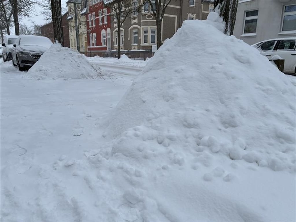 In Haldensleben türmen sich zwischen den Autos die geschobenen Schneeberge.