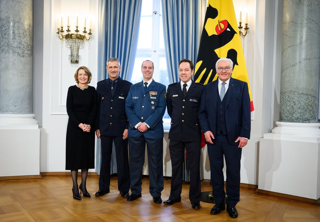 Bundespräsident Steinmeier ehrt beim Neujahrsempfang Berliner Einsatzleiter von Polizei, Feuerwehr und THW, die beim Strom-Blackout Verantwortung hatten