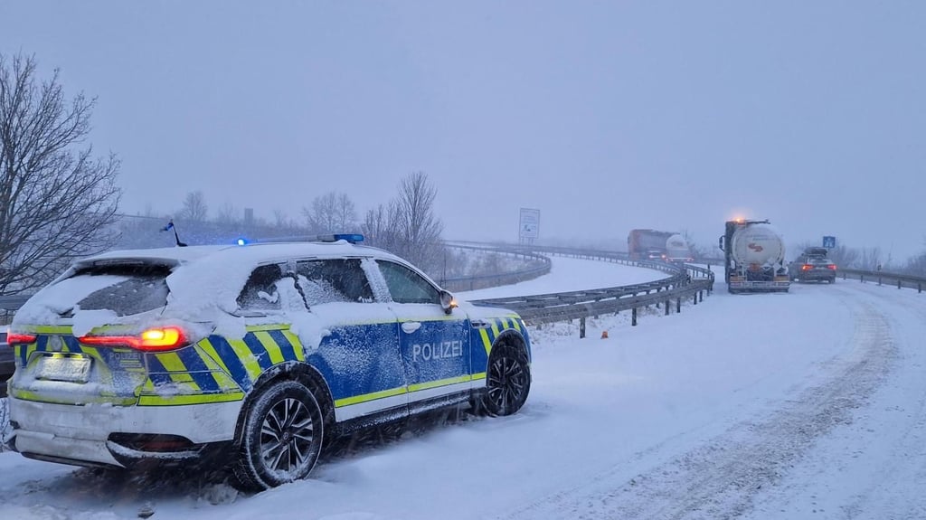 Als andere als Winteridyll: Die erste Schneefront hat am frühen Freitagmorgen Halle erreicht. Auf der A143 sind Lkw liegen geblieben. Auch die B80 war schließlich betroffen.&nbsp;