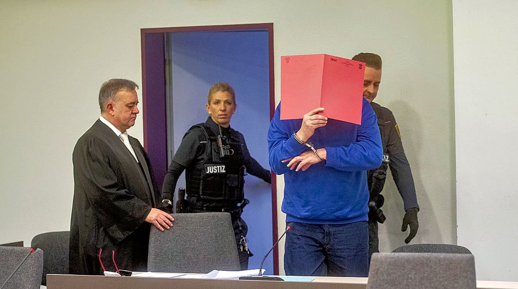 Der angeklagte Karatelehrer am Freitag zum Prozessauftakt in Dessau: Der 54-Jährige wurde aus der Haft vorgeführt.  