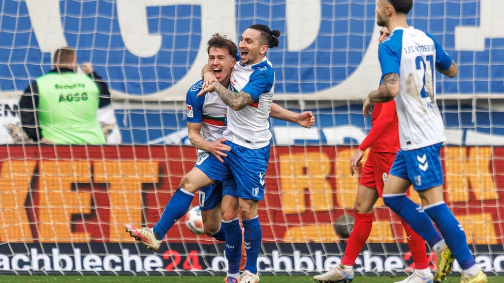 Noah Pesch (l) traf zum 3:2 im Test gegen Ulm. (Archivbild)
