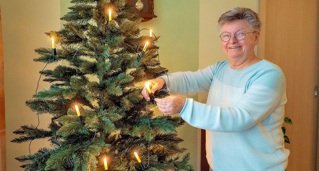 Seit 50 Jahren kommen bei Karin Gust DDR-Narva-Lichterketten an den  Weihnachtsbaum. Noch  nicht eine Birne ist bisher kaputt gegangen.  
