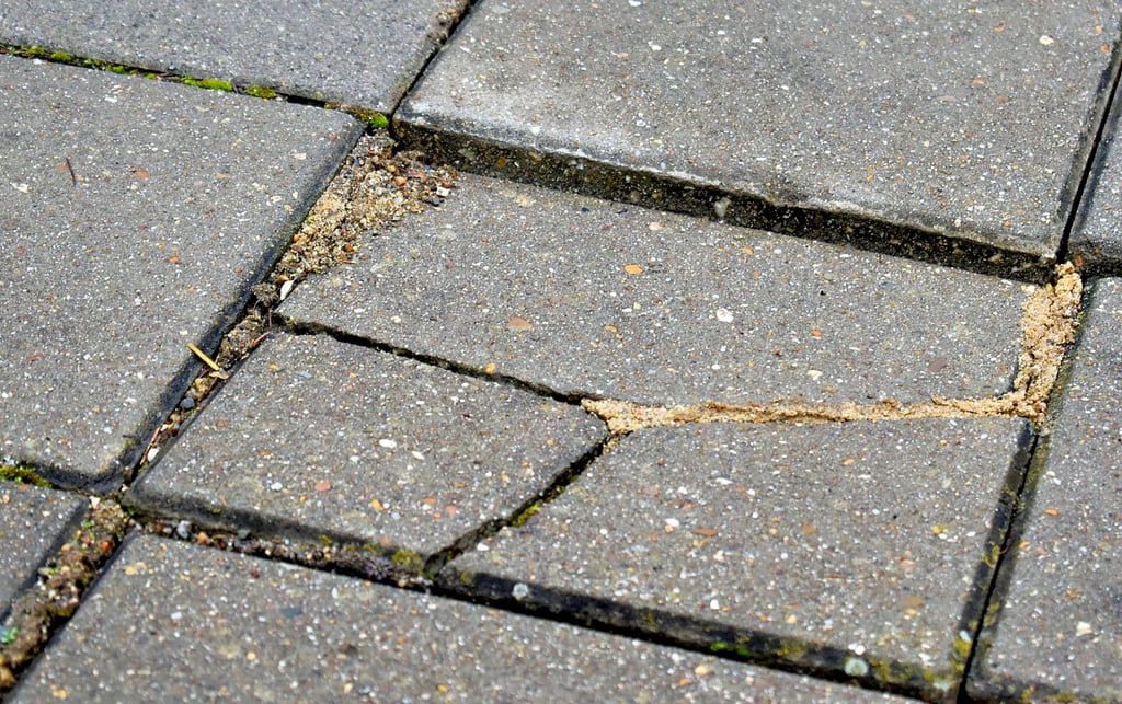 Nach dem Verlegen der neuen Glasfaserleitungen zeigen sich auch in Wolmirsleben an mehren Stellen Schäden an den Fußwegen. 