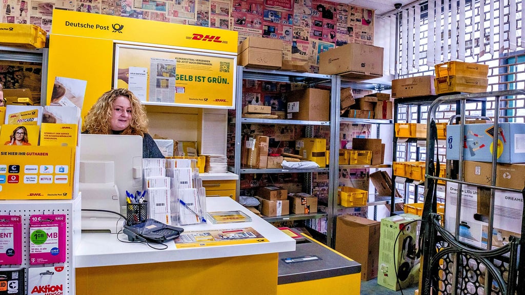 Diana Kortboyer betreibt in ihrem Laden „Ducki’s Dampfer-Scheune“ in Wittenberg eine der größten Postfilialen im Ort. 