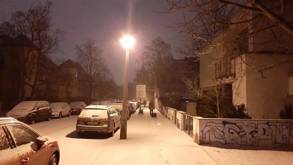 Noch eher Winteridyll: Die erste Schneefront hat am frühen Freitagmorgen Halle erreicht.