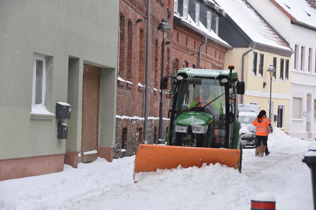 Auch in den kleineren Straßen wird in Haldensleben der Schnee geschoben.