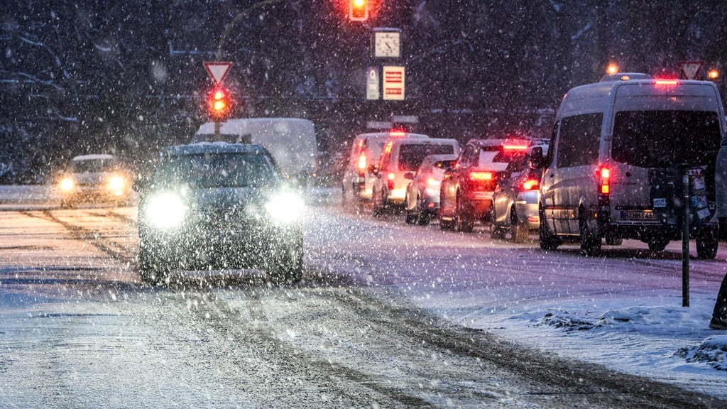 Bitte vorsichtig fahren: Der Deutsche Wetterdienst warnt vor starkem Schneefall und Schneeverwehungen.