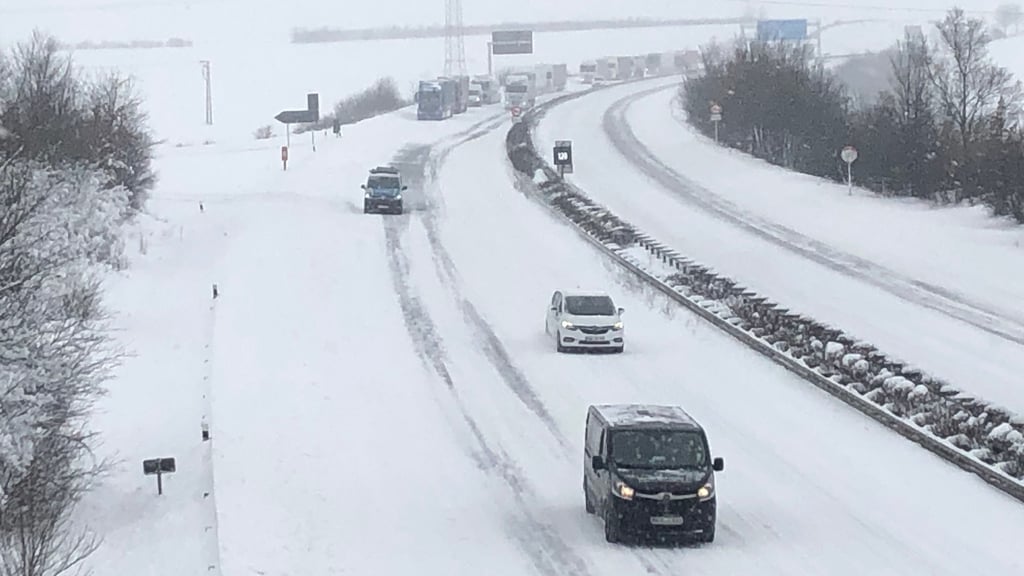 So sah die A38 an der Anschlussstelle Sangerhausen-Süd während der heftigen Schneefälle im Februar 2021 aus.