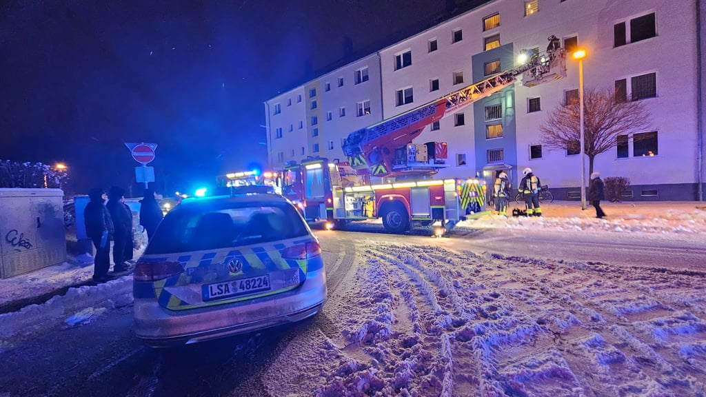 Brandgeruch und Rauch im Hausflur haben am Freitagabend die Feuerwehr in die Ascherslebener Oberstraße gerufen.