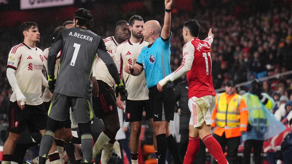 Für seine Aktion kassierte Arsenals Gabriel Martinelli eine Gelbe Karte.