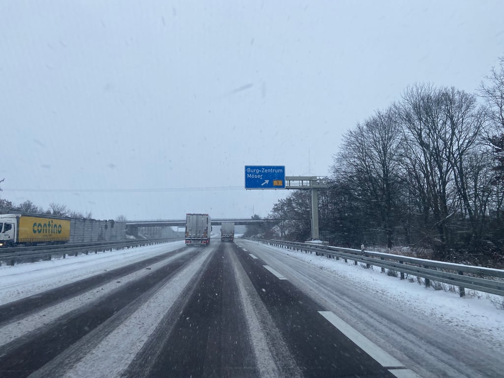Blick auf die Autobahn 2 in Fahrtrichtung Hannover: Heute sind deutlich weniger Fahrzeuge auf der Hauptverkehrsader vom Jerichower Land unterwegs.
