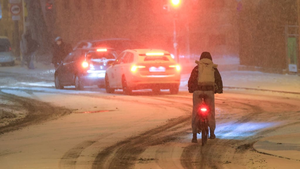 Schneefall und Glätte führten am Morgen zu zahlreichen Unfällen und Verkehrsbehinderungen in Leipzig und der Region.