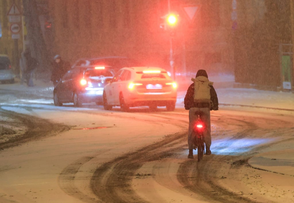 Schneefall und Glätte führten am Morgen zu zahlreichen Unfällen und Verkehrsbehinderungen in Leipzig und der Region.