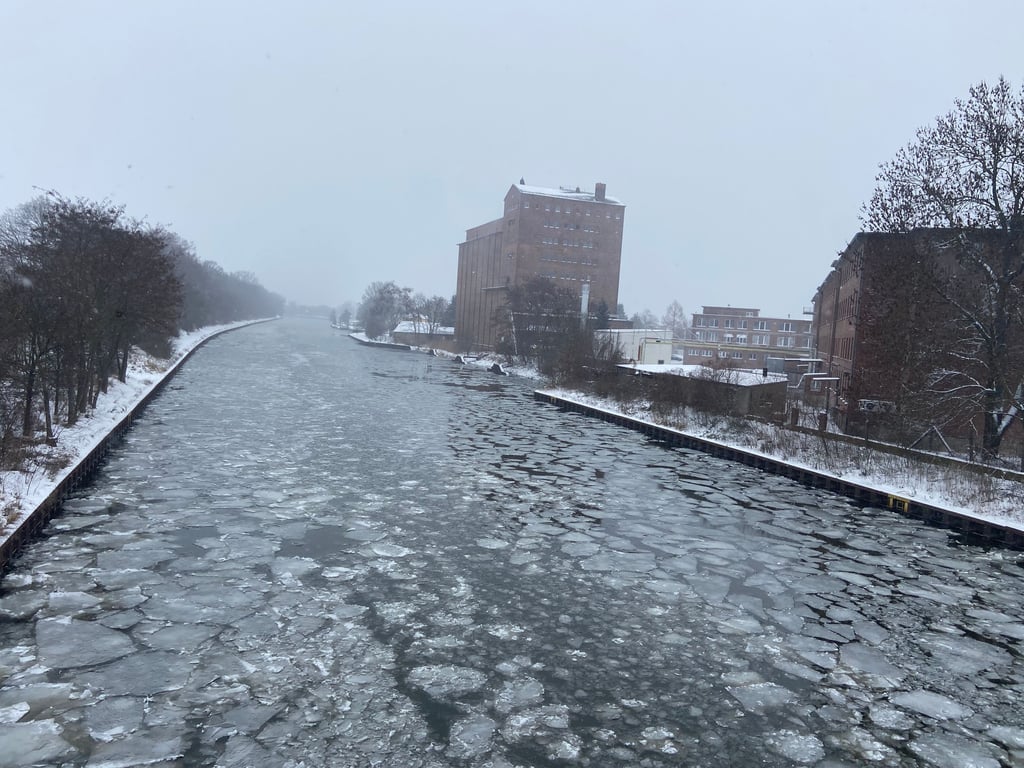 Auf dem Elbe-Havel-Kanal in Burg treiben viele Eisschollen.