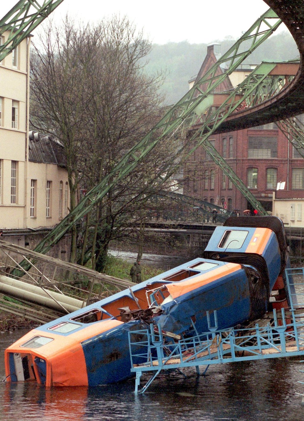 Der abgestürzte Zug der Wuppertaler Schwebebahn im Wuppertaler Stadtteil liegt am 12. April 1999 im Fluss.