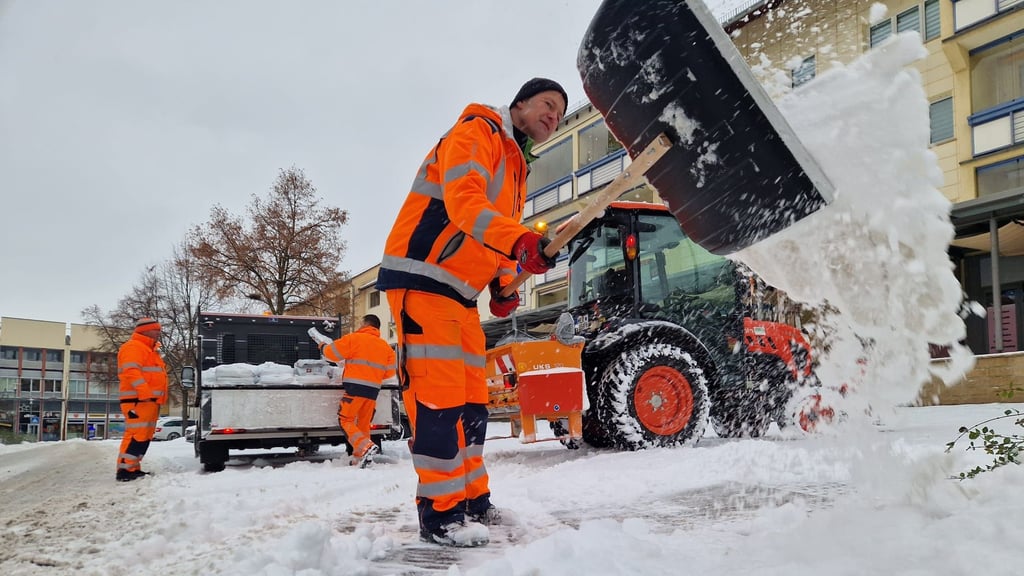 Mitarbeiter des Winterdienstes in Merseburg räumen bereits seit den frühen Morgenstunden.