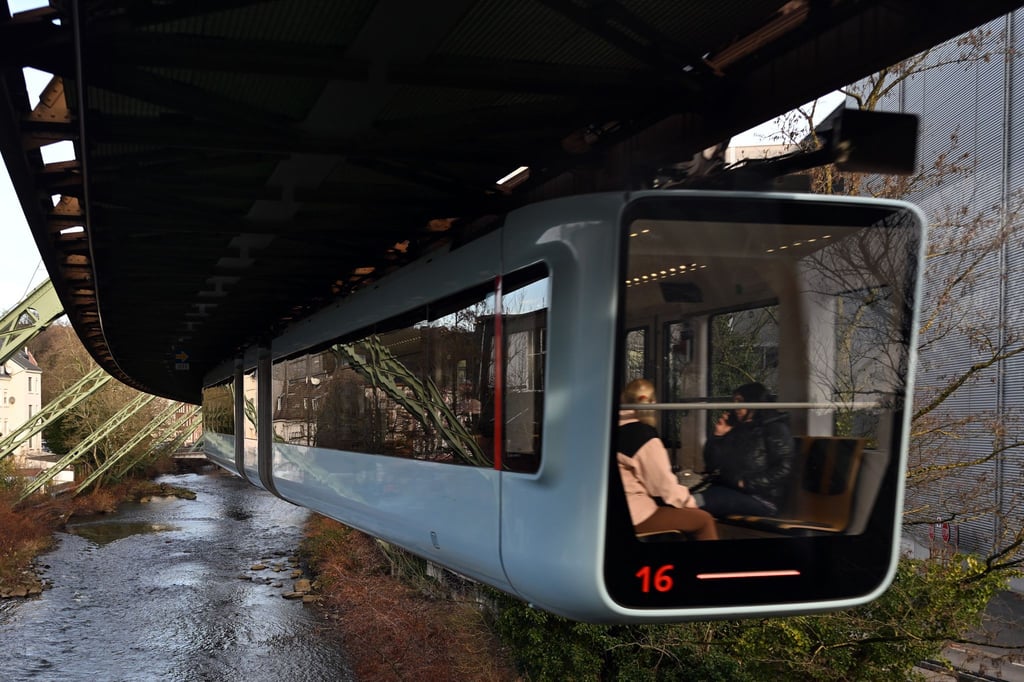 Große Teile der Schwebebahn-Trasse verlaufen über der Wupper.