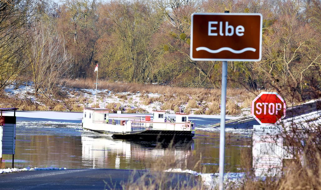 Die Fähre in Aken verkehrt seit Mittwoch wegen des Treibeises nicht. Sie wurde an Stahlseilen gesichert nahe dem anderen Ufer bei Steutz.  