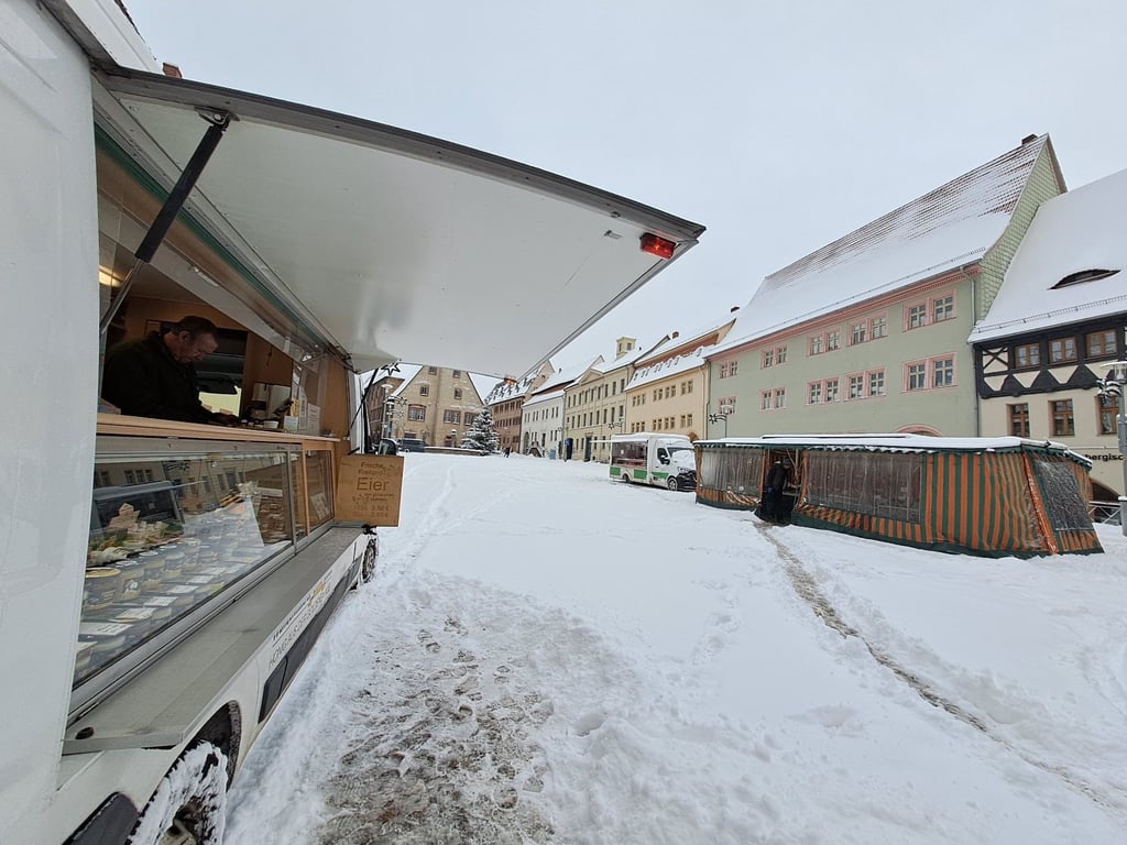 Auf dem Sangerhäuser Wochenmarkt stehen an diesem schneereichen Freitag nur drei Stände.