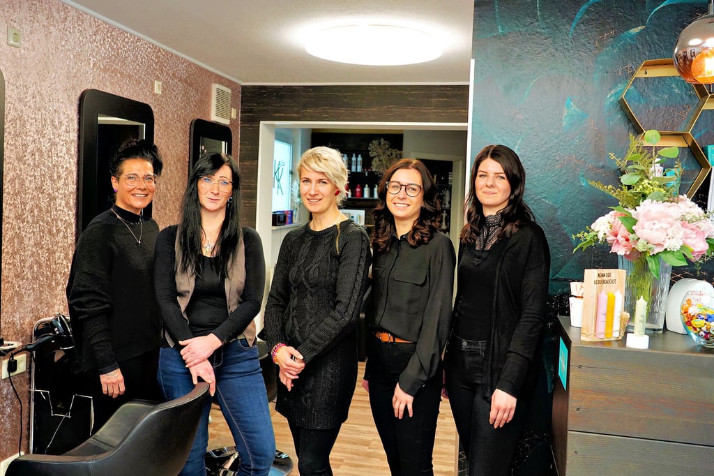 Ein „Fünfer“ für Nebra:  Chefin Michele Klingenstein (v.l.) mit ihren Mitarbeiterinnen Nicole Hoppe, Melanie Schmidt, Elena Nehring und Melanie Heß. 