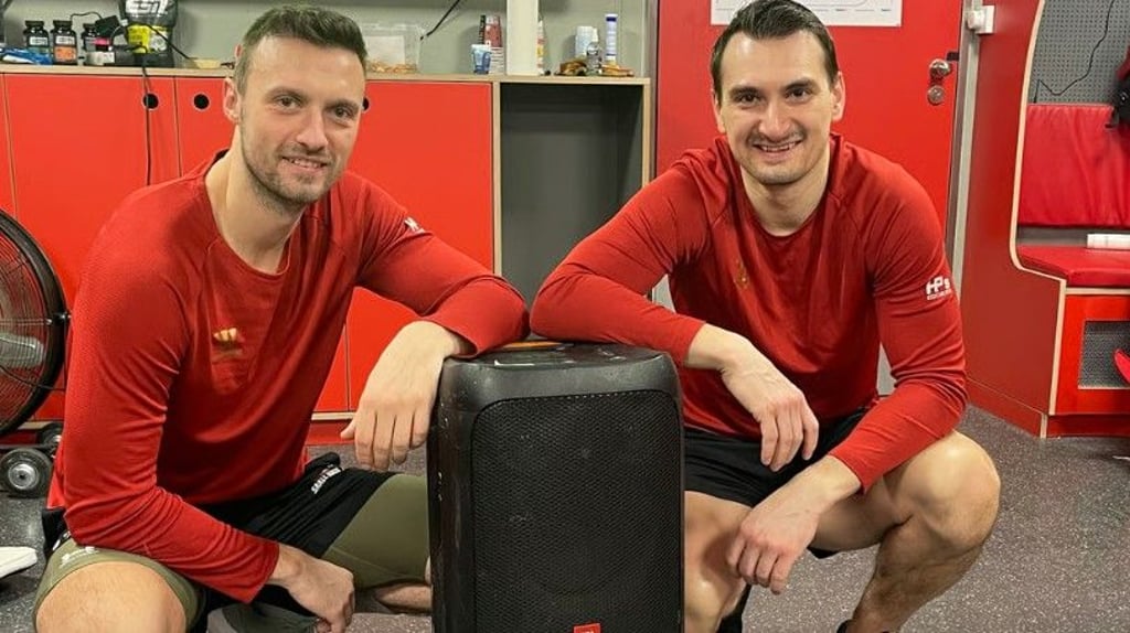 Adam Domogalla (l.) und Sergej Stas treffen bei den Saale Bulls die Musikauswahl.