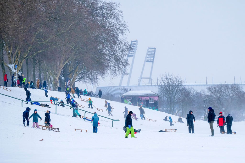 Schnee am Bremer Weserstadion. Das Bundesliga-Spiel zwischen Werder und Hoffenheim wurde abgesagt.