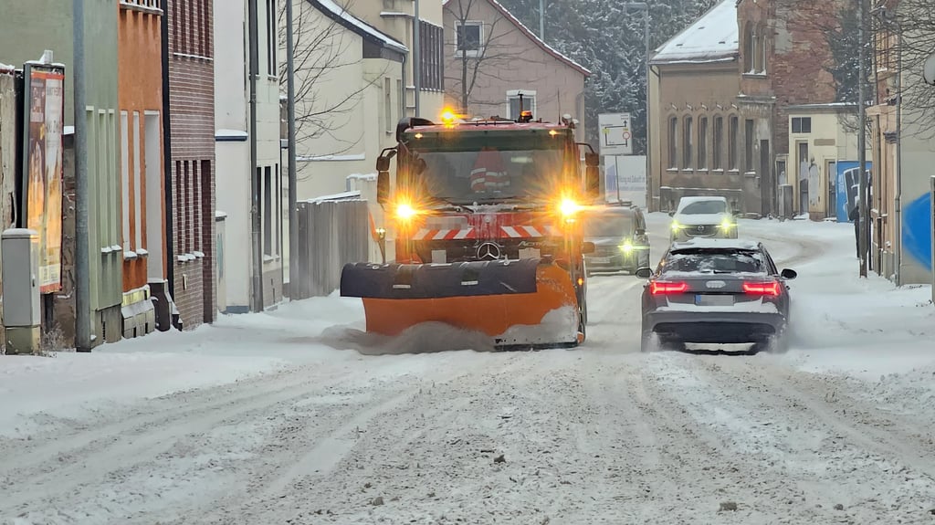 Ein typisches Bild am Freitagmorgen in Aschersleben: Wenig Verkehr auf der Bundesstraße und der Räumdienst gibt sein Bestes.