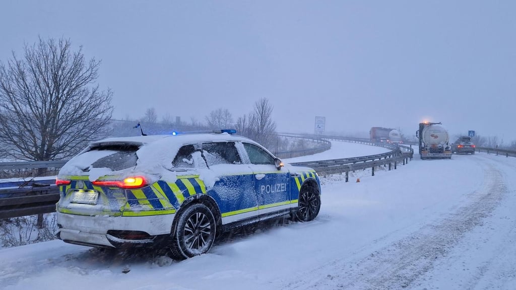 Als andere als Winteridyll: Die erste Schneefront hat am frühen Freitagmorgen Halle erreicht. Auf der A143 sind Lkw liegen geblieben. Auch die B80 war betroffen.&nbsp;