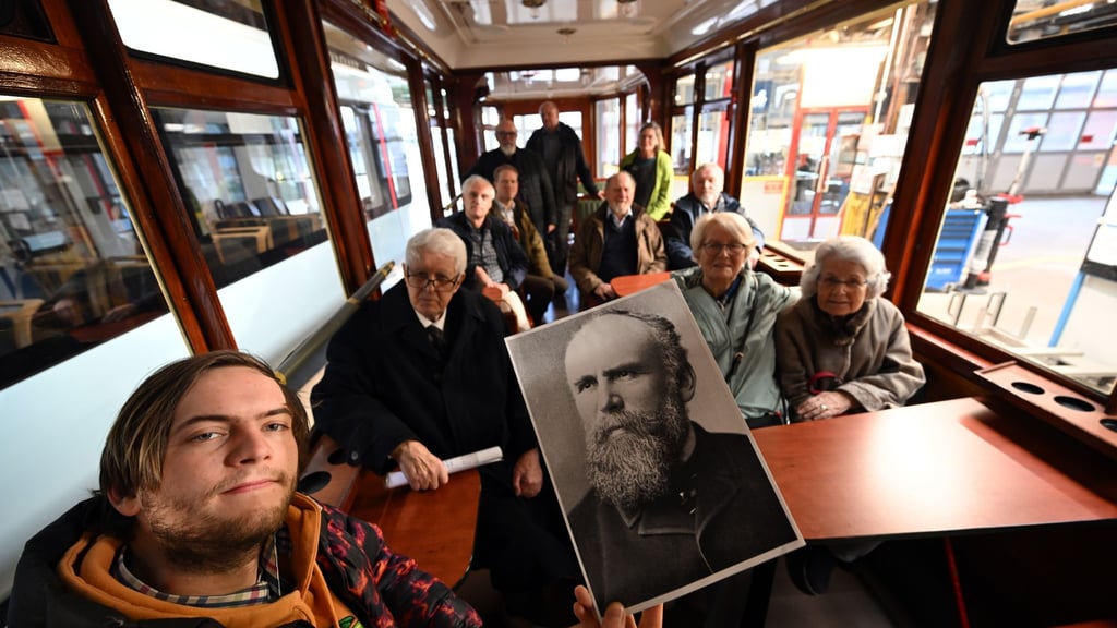 Nachkommen und Verwandte des Schwebebahn-Erfinders Eugen Langen sitzen im sogenannten Kaiserwagen der Schwebebahn. Am 1. März 1901 ging in Wuppertal die Schwebebahn in Betrieb.