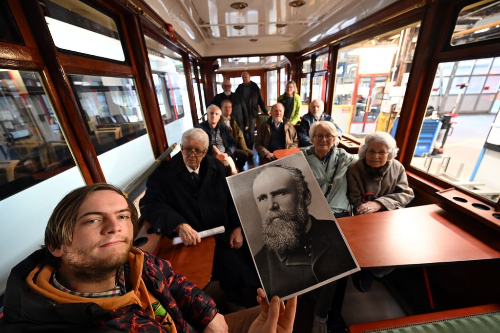 Nachkommen und Verwandte des Schwebebahn-Erfinders Eugen Langen sitzen im sogenannten Kaiserwagen der Schwebebahn. Am 1. März 1901 ging in Wuppertal die Schwebebahn in Betrieb.