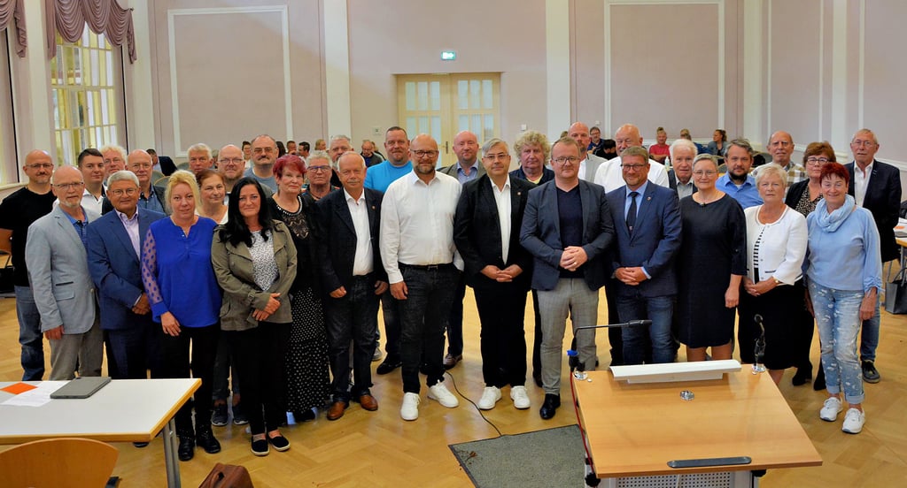 Der Schönebecker Stadtrat im Jahr 2024 bei seiner konstituierenden Sitzung im Tolbergsaal. Doch längst nicht bei jeder kommunalpolitischen Sitzung sind auch alle Stadträte anwesend.