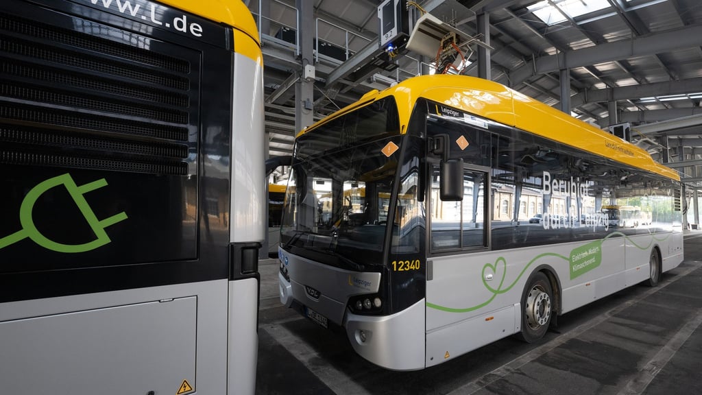 Elektrobusse laden im Bushof der Leipziger Verkehrsbetriebe. Sachsens Verkehrsunternehmen setzen immer häufiger auf Elektrobusse, vor allem in den Städten, aber nicht nur dort. (Archivbild)