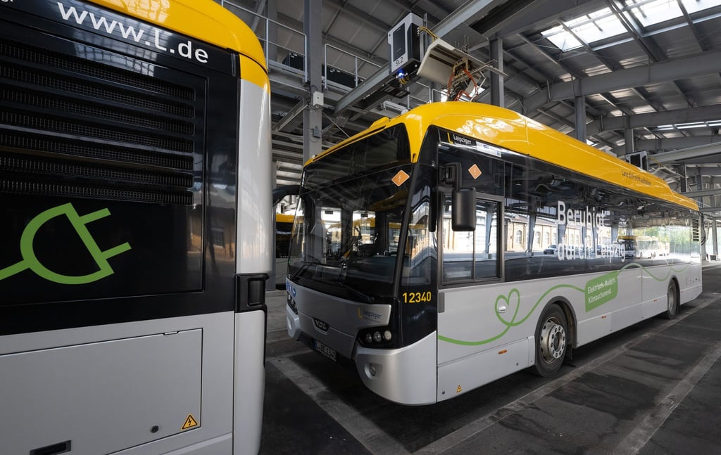 Elektrobusse laden im Bushof der Leipziger Verkehrsbetriebe. Sachsens Verkehrsunternehmen setzen immer häufiger auf Elektrobusse, vor allem in den Städten, aber nicht nur dort. (Archivbild)