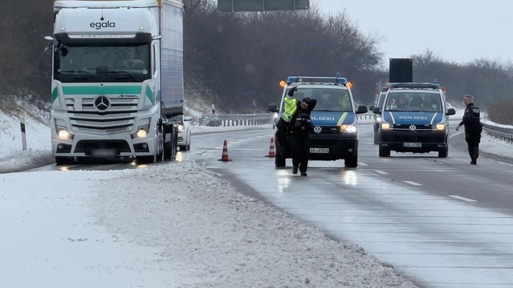 Nachdem auf der A38 auf Höhe der Anschlussstelle Eisleben ein Sattelzug umgekippt war, leitete die Polizei den Verkehr an der Abfahrt Allstedt ab.