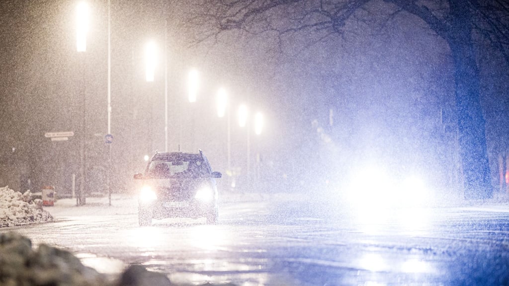 Das Sturmtief „Elli“ sorgt für Herausforderungen und Probleme im Straßenverkehr.