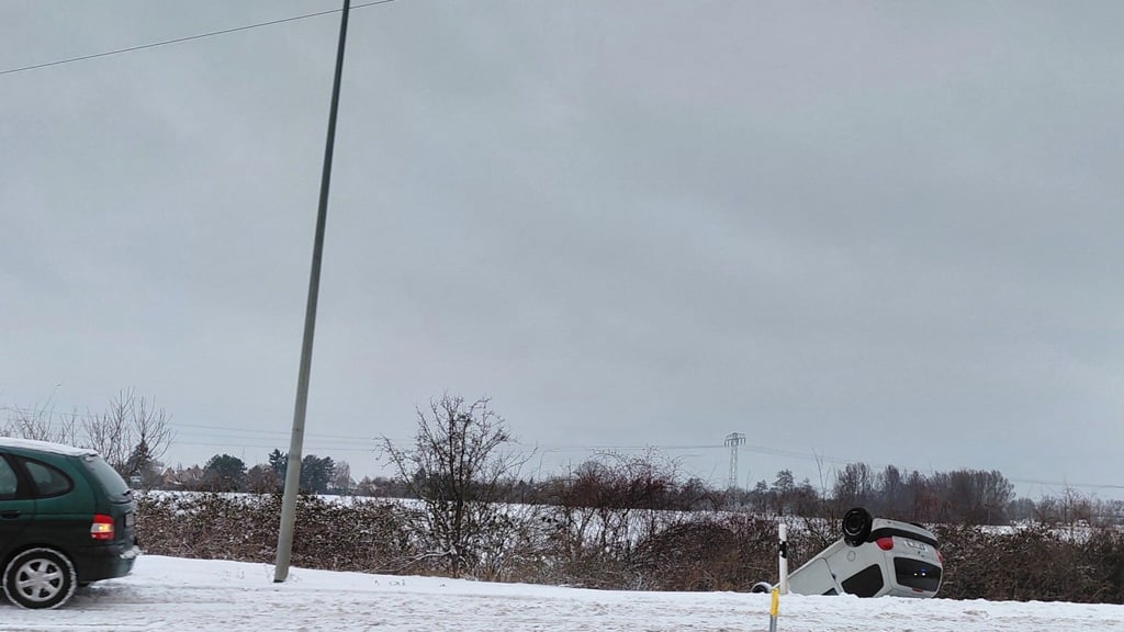 Auf der Altener Randstraße ist ein Auto in den Straßengraben gerutscht.