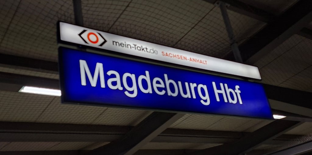 Der Hauptbahnhof in Magdeburg - am Freitagmorgen häufen sich die Zugausfälle. Durch das Extremwetter gerät die Deutsche Bahn aus dem Takt.&nbsp;
