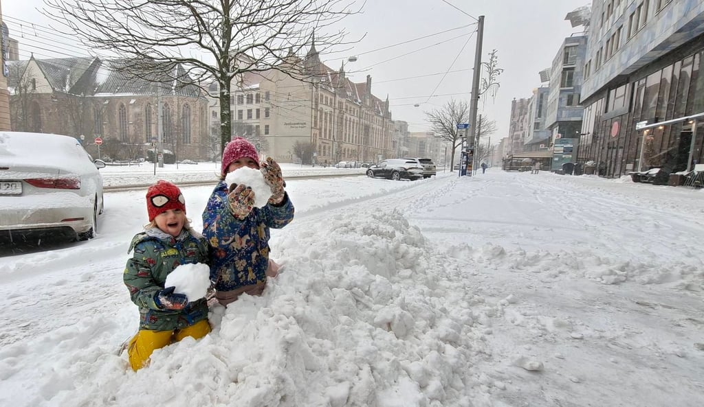 Bei den Schneemassen lassen sich prima Schneebälle formen.