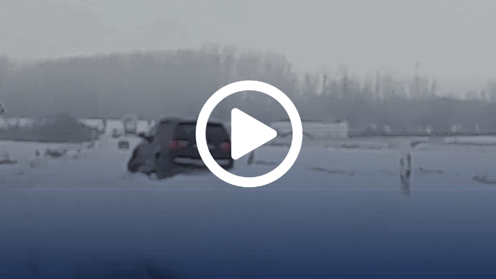 Auf der Landstraße zwischen Baalberge und Cörmigk blieben gleich mehrere Fahrzeuge in Schneewehen stecken. 