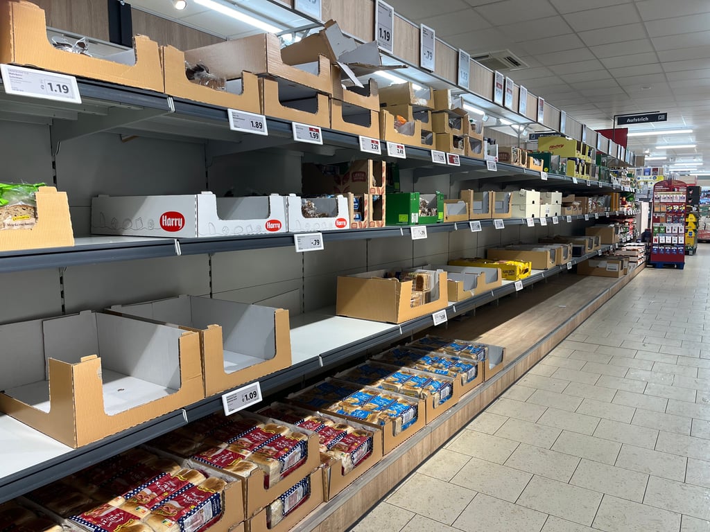 Für das Schneechaos am Wochenende haben sich die Magdeburger offenbar reichlich mit Brot eingedeckt.