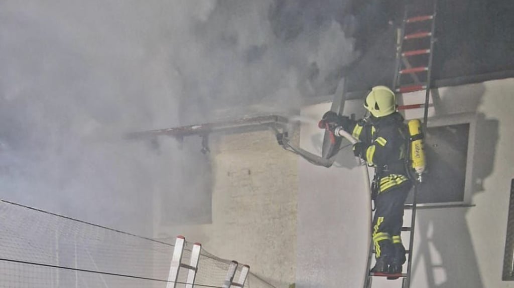 72 Männer und Frauen der Feuerwehren haben in der Nacht zu Donnerstag einen Brand in der Himmelreichstraße in Aken gelöscht. 