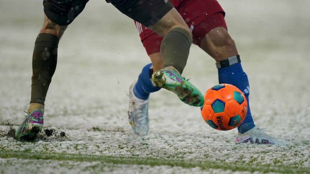 Was ist die richtige Spielkleidung bei Kälte und Schnee? (Archivbild)