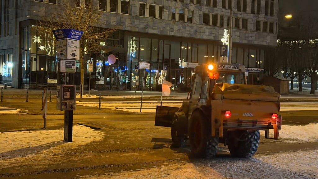Kampf gegen Glätte: Der Winterdienst ist schon in den frühen Morgenstunden in der Innenstadt von Magdeburg im Einsatz - auch schon vor den großen Schneemengen die erwartet werden.