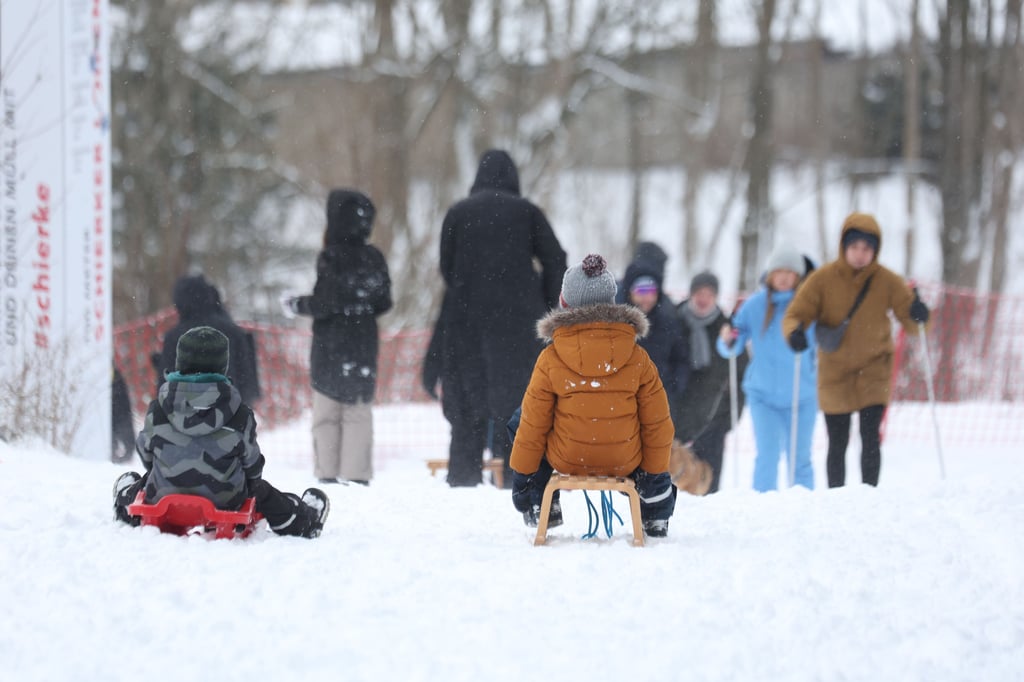 Am Rodelhang in Schierke fahren Kinder und Erwachsene mit ihren Schlitten den Berg hinunter. Die Wintersportbedingungen laden vor allem zum Rodeln ein.