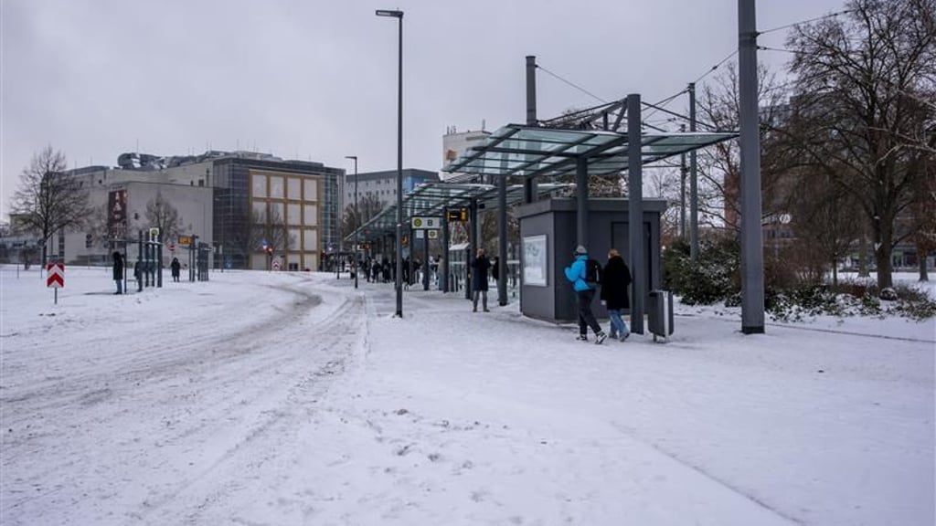 Die Straßenbahnlinie 1 soll ab 14 Uhr wieder fahren. Bei Bussen gibt es Probleme.
