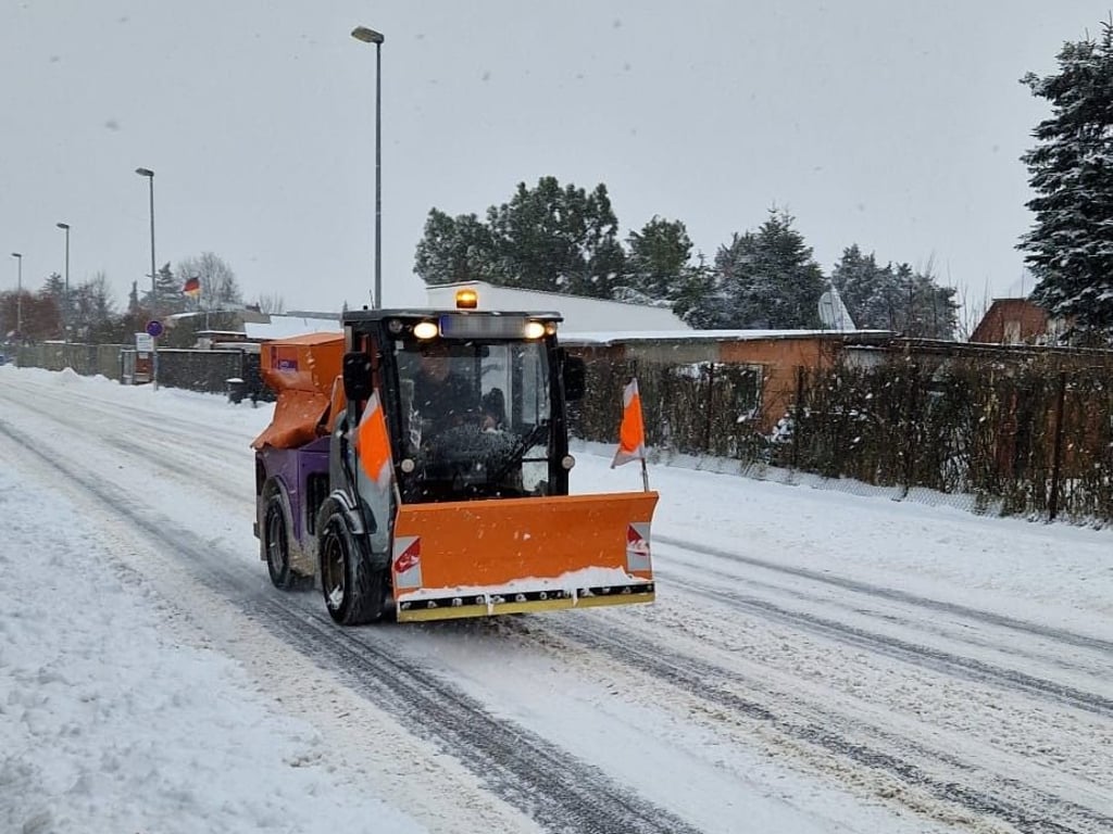 In Neue Neustadt wird auf den Straßen unermüdlich Schnee geschoben.