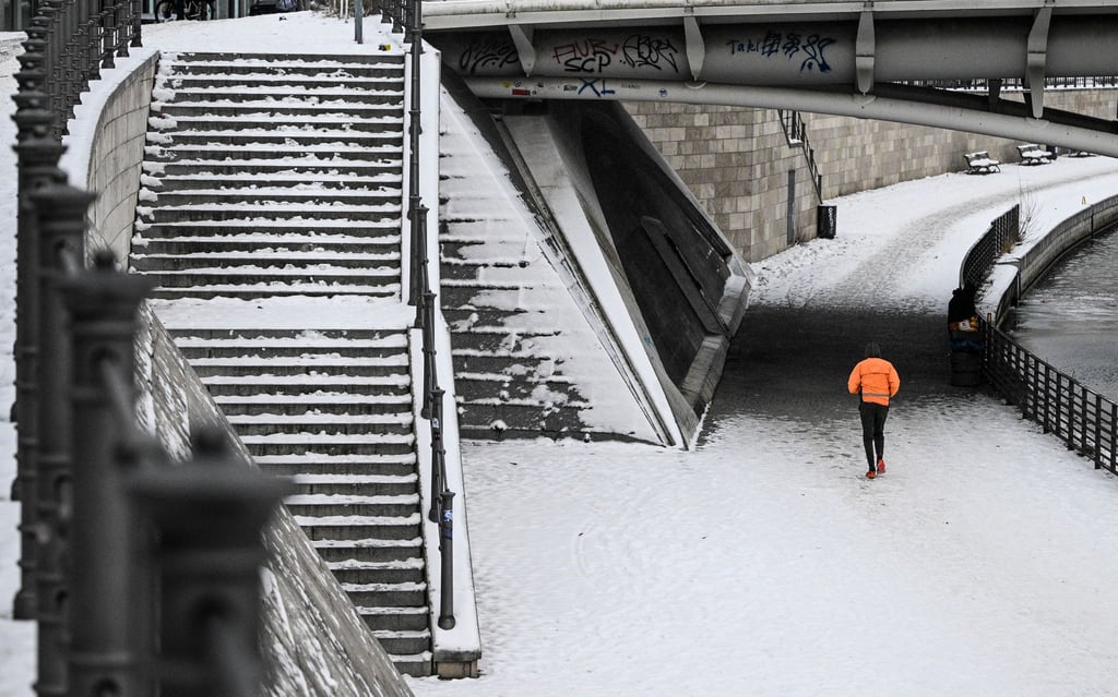 Es bleibt eisig kalt.
