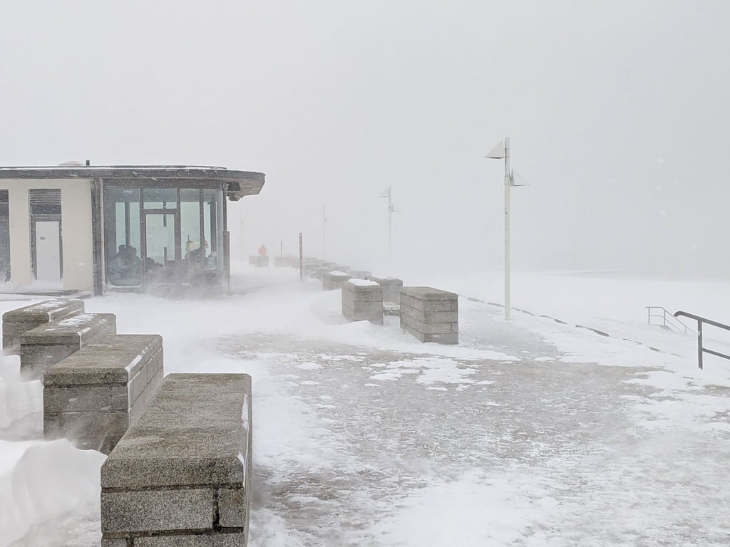 Auf Norderney ist das Schneetreiben zeitweise so dicht, dass die Schneeflocken die Sicht einschränken.